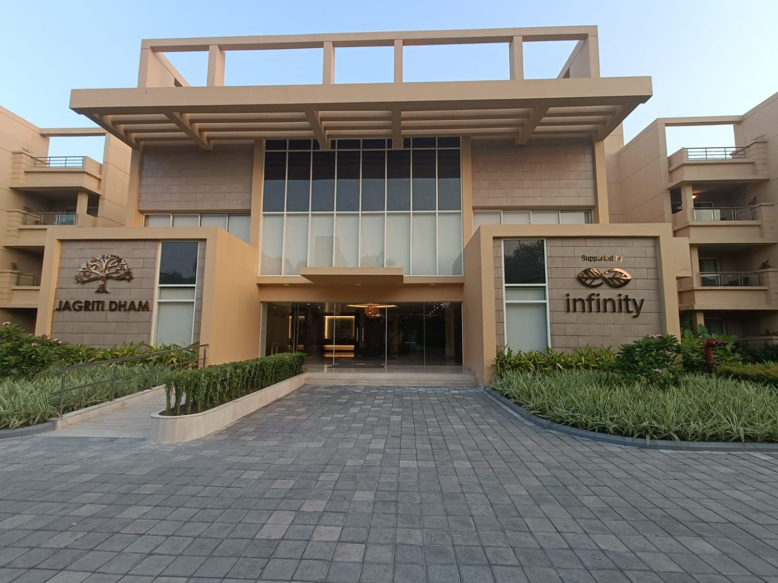 Luxury vs Regular Senior Care: Understanding the Key Differences in Comfort, Services and Lifestyle luxury old age home in Kolkata